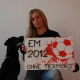 Kickboxweltmeisterin Sonja Kikuta protestiert gegen das Hundemorden in der Ukraine