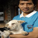 Ein Tierarzt der BAWA kümmert sich um einen Hund - © WSPA